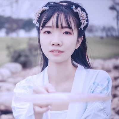 清新帶團扇女生頭像，唯美古風真人頭像