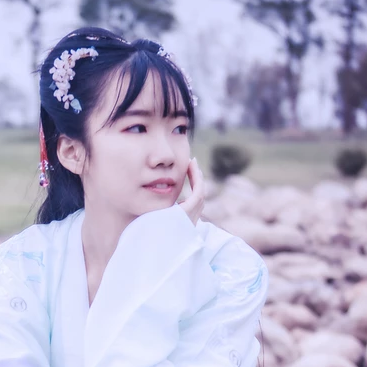 清新帶團扇女生頭像，唯美古風真人頭像