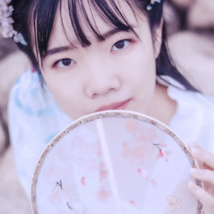 清新帶團扇女生頭像，唯美古風真人頭像