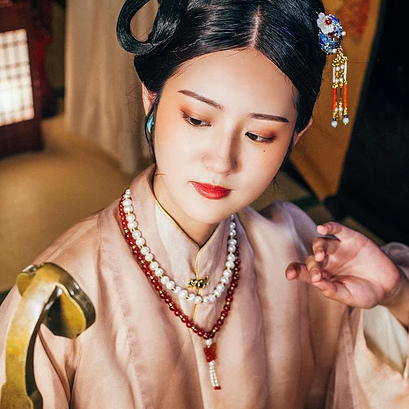 優(yōu)雅復(fù)古帶團(tuán)扇女子頭像，唯美古風(fēng)真人頭像