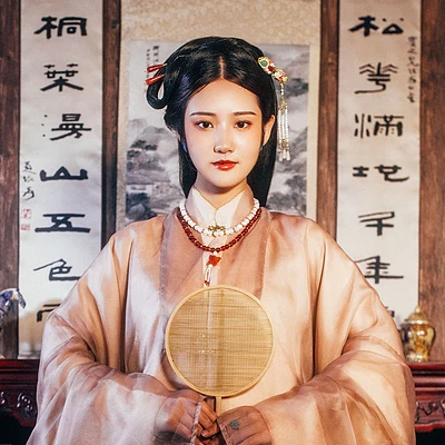 優(yōu)雅復(fù)古帶團(tuán)扇女子頭像，唯美古風(fēng)真人頭像