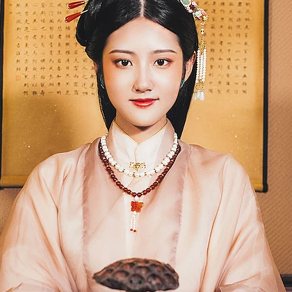 優(yōu)雅復(fù)古帶團(tuán)扇女子頭像，唯美古風(fēng)真人頭像