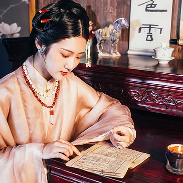 優(yōu)雅復(fù)古帶團(tuán)扇女子頭像，唯美古風(fēng)真人頭像