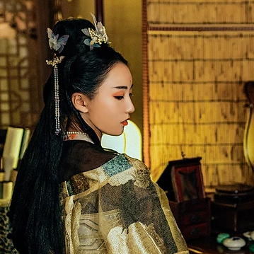 華麗妝容帶團(tuán)扇女子頭像，唯美古風(fēng)真人頭像