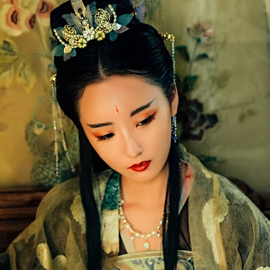 華麗妝容帶團(tuán)扇女子頭像，唯美古風(fēng)真人頭像