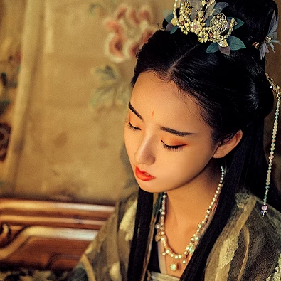 華麗妝容帶團(tuán)扇女子頭像，唯美古風(fēng)真人頭像