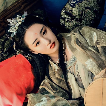 華麗妝容帶團(tuán)扇女子頭像，唯美古風(fēng)真人頭像