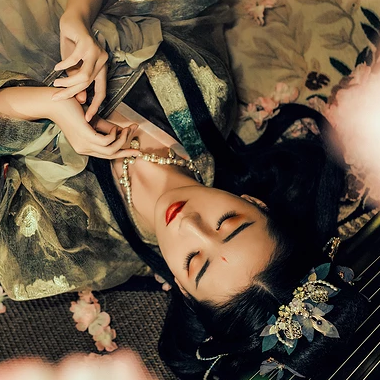 華麗妝容帶團(tuán)扇女子頭像，唯美古風(fēng)真人頭像