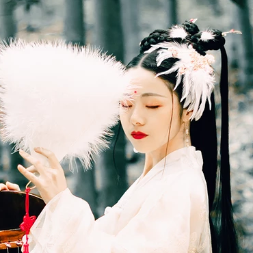 羽毛下雪白衣女生頭像，唯美古風(fēng)真人頭像