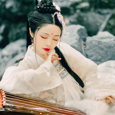 羽毛下雪白衣女生頭像，唯美古風(fēng)真人頭像