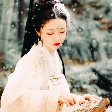 羽毛下雪白衣女生頭像，唯美古風(fēng)真人頭像