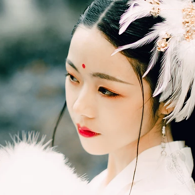 羽毛下雪白衣女生頭像，唯美古風(fēng)真人頭像