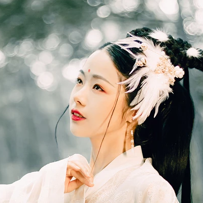 羽毛下雪白衣女生頭像，唯美古風(fēng)真人頭像
