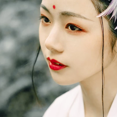 羽毛下雪白衣女生頭像，唯美古風(fēng)真人頭像