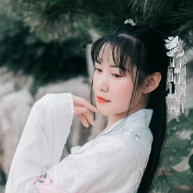 淡粉色帶團(tuán)扇女子頭像，唯美古風(fēng)真人頭像