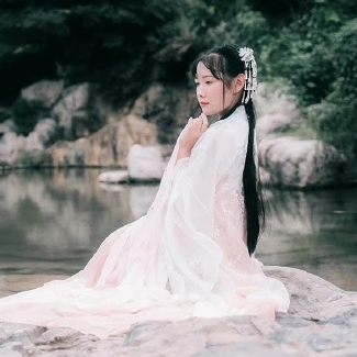 淡粉色帶團(tuán)扇女子頭像，唯美古風(fēng)真人頭像