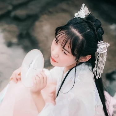 淡粉色帶團(tuán)扇女子頭像，唯美古風(fēng)真人頭像