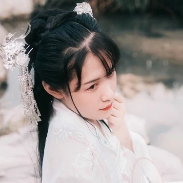 淡粉色帶團(tuán)扇女子頭像，唯美古風(fēng)真人頭像