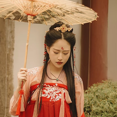 紅色帶傘女子頭像，唯美古風(fēng)真人頭像