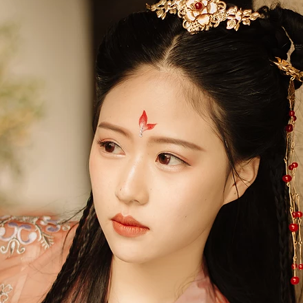 紅色帶傘女子頭像，唯美古風(fēng)真人頭像