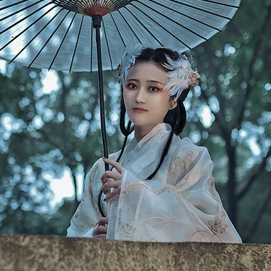 妖艷帶傘女子頭像，唯美古風真人頭像