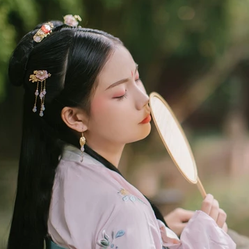 清新唯美帶團(tuán)扇女生頭像，古風(fēng)真人頭像