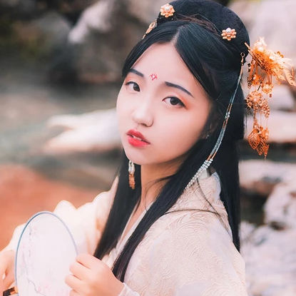 秋意帶傘團(tuán)扇女生頭像，唯美古風(fēng)真人頭像