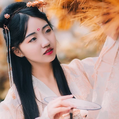 秋意帶傘團(tuán)扇女生頭像，唯美古風(fēng)真人頭像