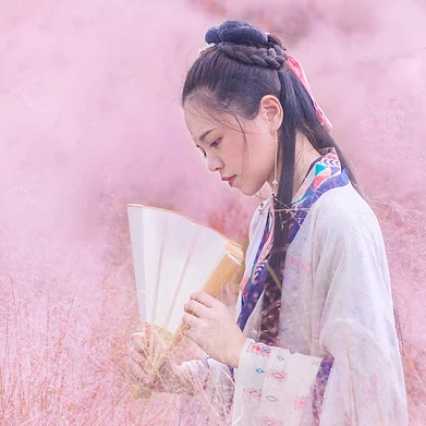 粉嫩帶折扇女生頭像，唯美古風真人頭像