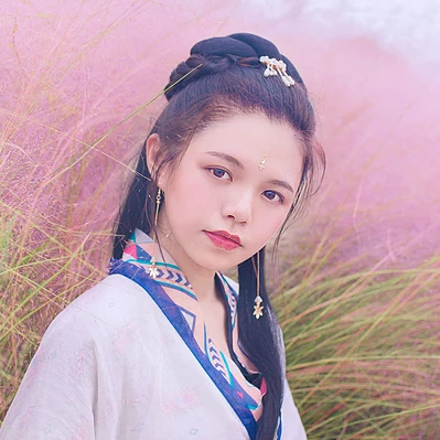 粉嫩帶折扇女生頭像，唯美古風真人頭像