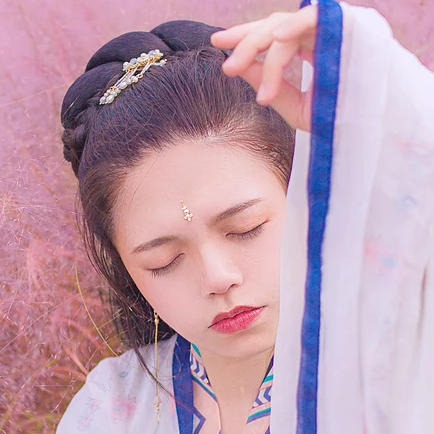 粉嫩帶折扇女生頭像，唯美古風真人頭像