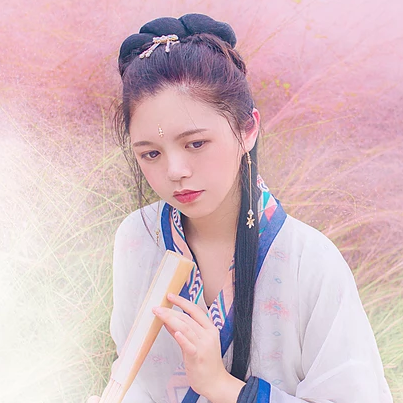 粉嫩帶折扇女生頭像，唯美古風真人頭像