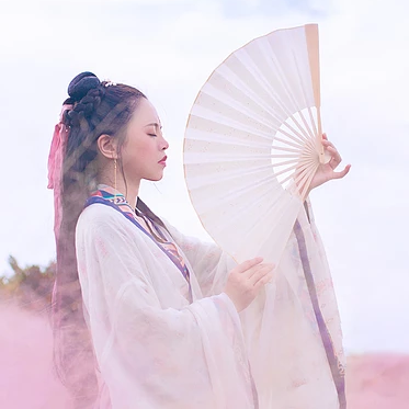 粉嫩帶折扇女生頭像，唯美古風真人頭像