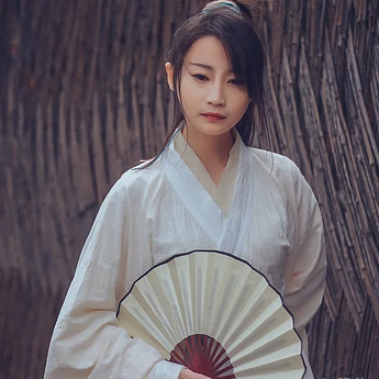 復古瀟灑帶折扇女生頭像，唯美古風真人頭像
