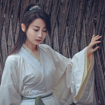 復古瀟灑帶折扇女生頭像，唯美古風真人頭像