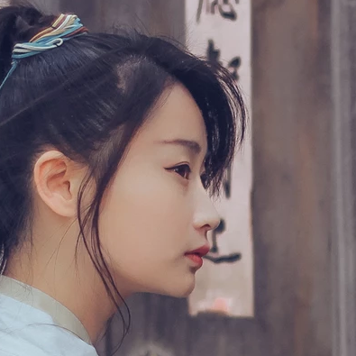 復古瀟灑帶折扇女生頭像，唯美古風真人頭像