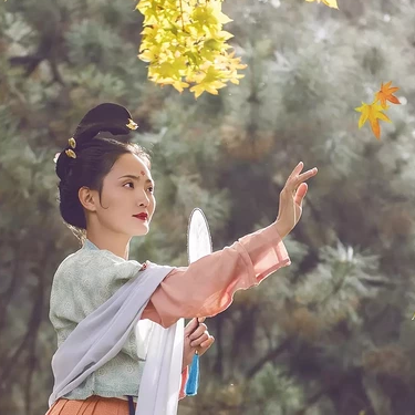 秋風落葉女子頭像，唯美古風真人頭像