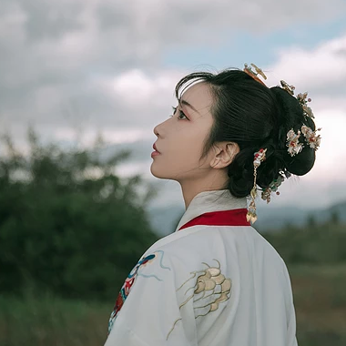 紅衣女子流淚頭像，唯美古風(fēng)真人頭像