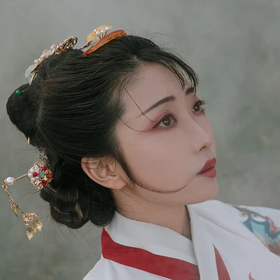 紅衣女子流淚頭像，唯美古風(fēng)真人頭像