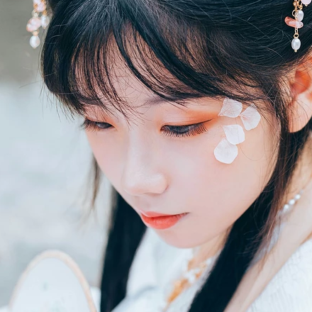 三櫻帶團(tuán)扇女子頭像，唯美古風(fēng)真人頭像