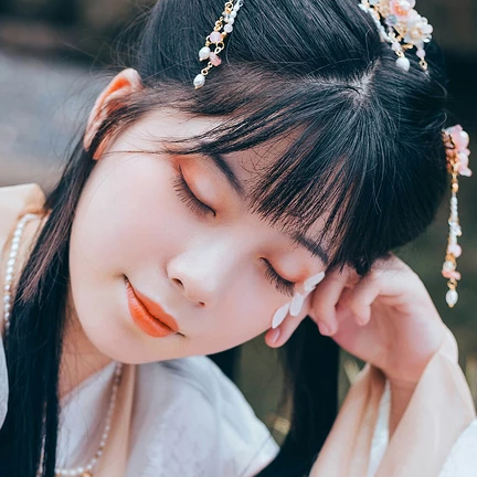 三櫻帶團(tuán)扇女子頭像，唯美古風(fēng)真人頭像