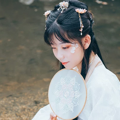 三櫻帶團(tuán)扇女子頭像，唯美古風(fēng)真人頭像