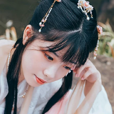 三櫻帶團(tuán)扇女子頭像，唯美古風(fēng)真人頭像