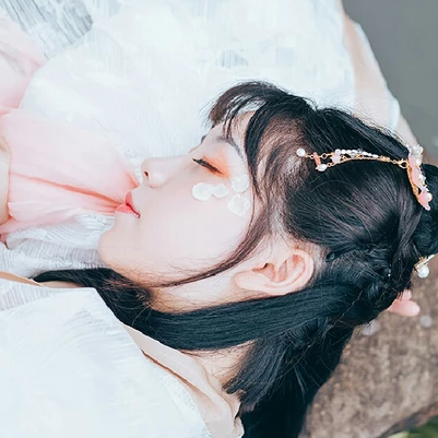 三櫻帶團(tuán)扇女子頭像，唯美古風(fēng)真人頭像