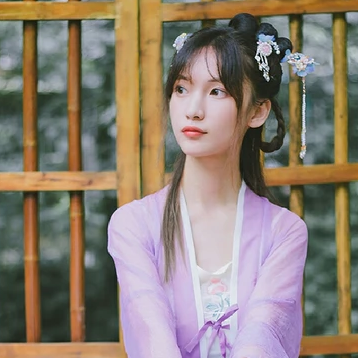 淡紫色帶團(tuán)扇女子頭像，唯美古風(fēng)真人頭像