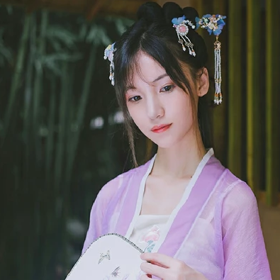 淡紫色帶團(tuán)扇女子頭像，唯美古風(fēng)真人頭像