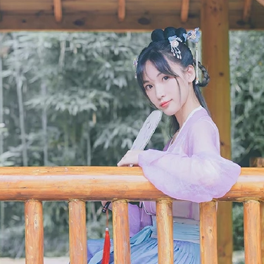 淡紫色帶團(tuán)扇女子頭像，唯美古風(fēng)真人頭像