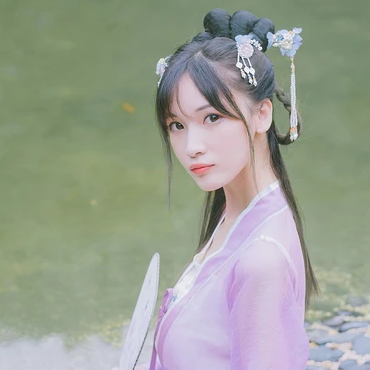淡紫色帶團(tuán)扇女子頭像，唯美古風(fēng)真人頭像