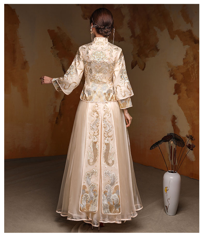 淡黃色匠心啟航閱讀中式禮服，新娘結(jié)婚禮服