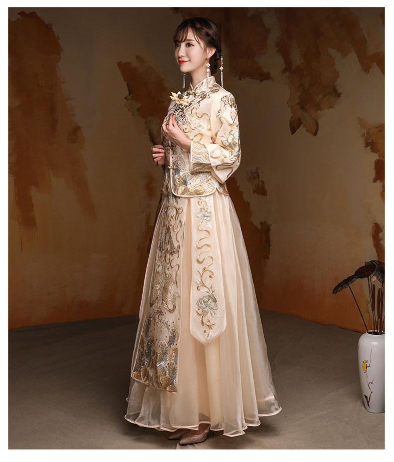 淡黃色匠心啟航閱讀中式禮服，新娘結(jié)婚禮服